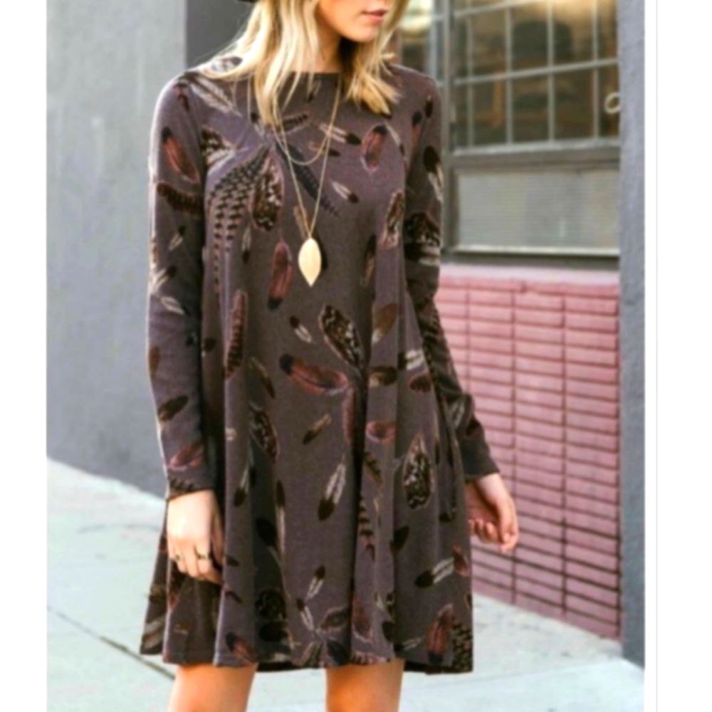Feather print shift dress 🪶